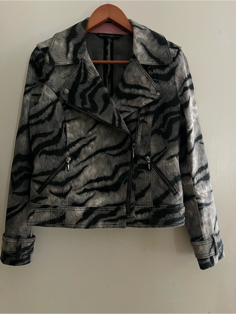 WHITE HOUSE BLACK MARKET
Size 4 Tiger Printed Moto/Jean Jacket